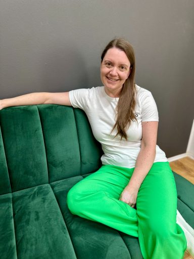 Sabrina sitzt allein auf der Couch