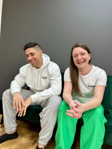 Sabrina und Dario sitzen nebeneinander auf der Couch